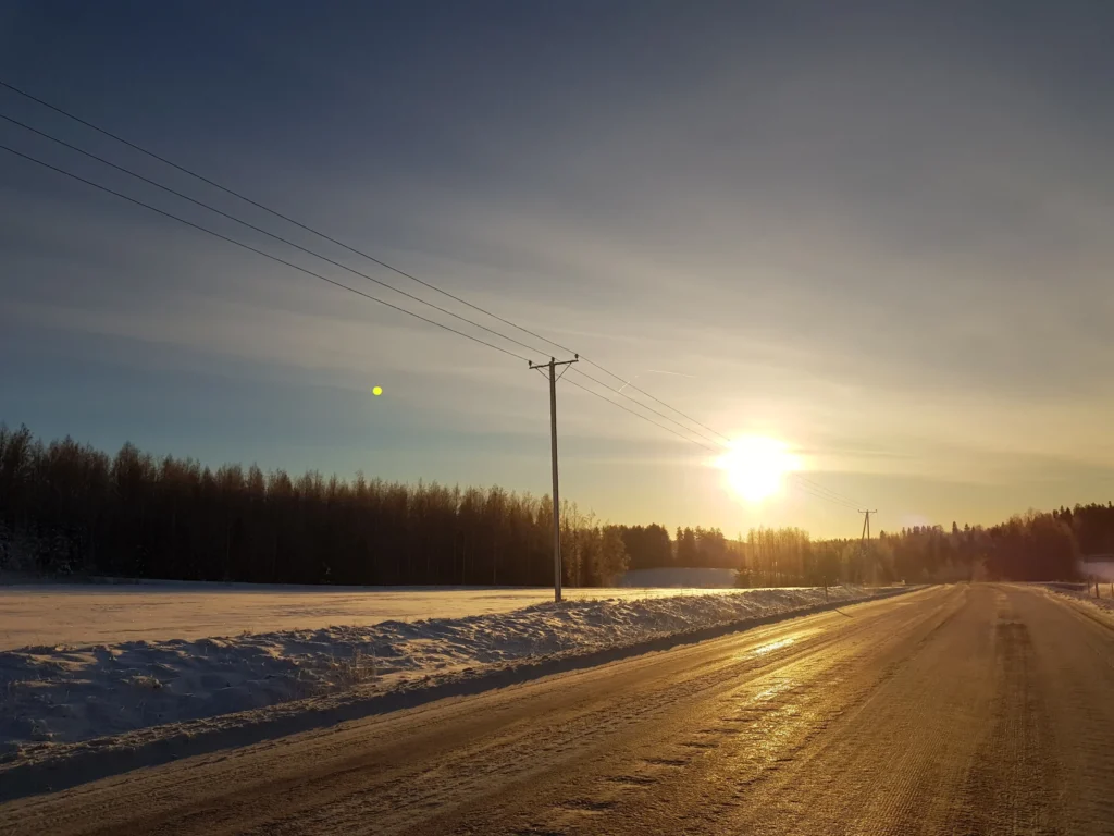 Talvinen tie, auringon lasku