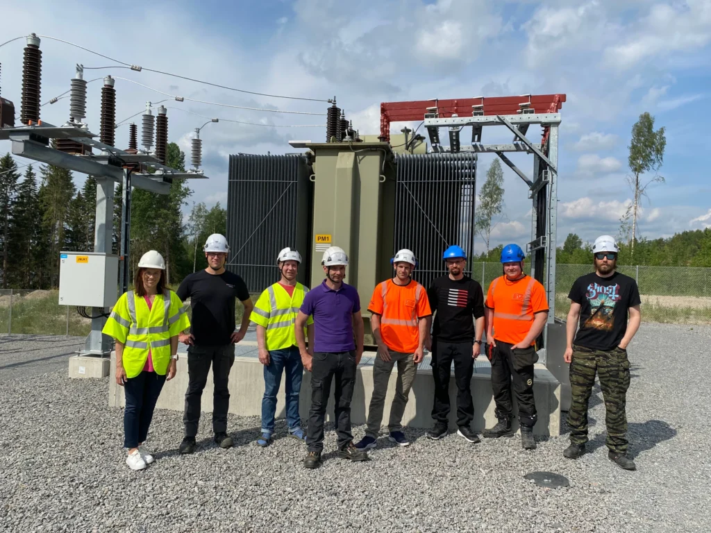 Koillis-Satakunnan Sähkön henkilökuntaa Killinkosken uudella sähköasemalla.